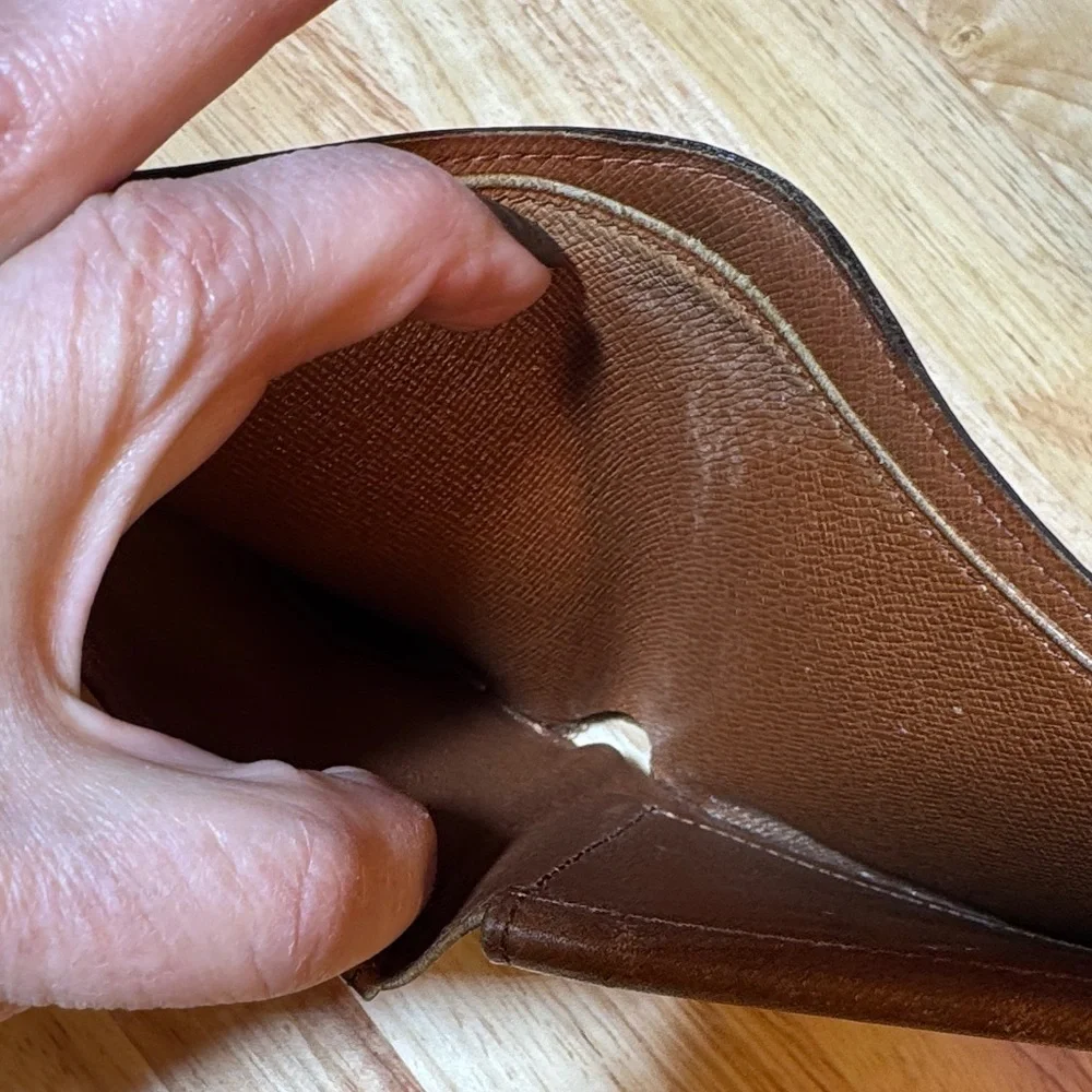 AUTHENTIC Men’s Louis Vuitton Bi-fold